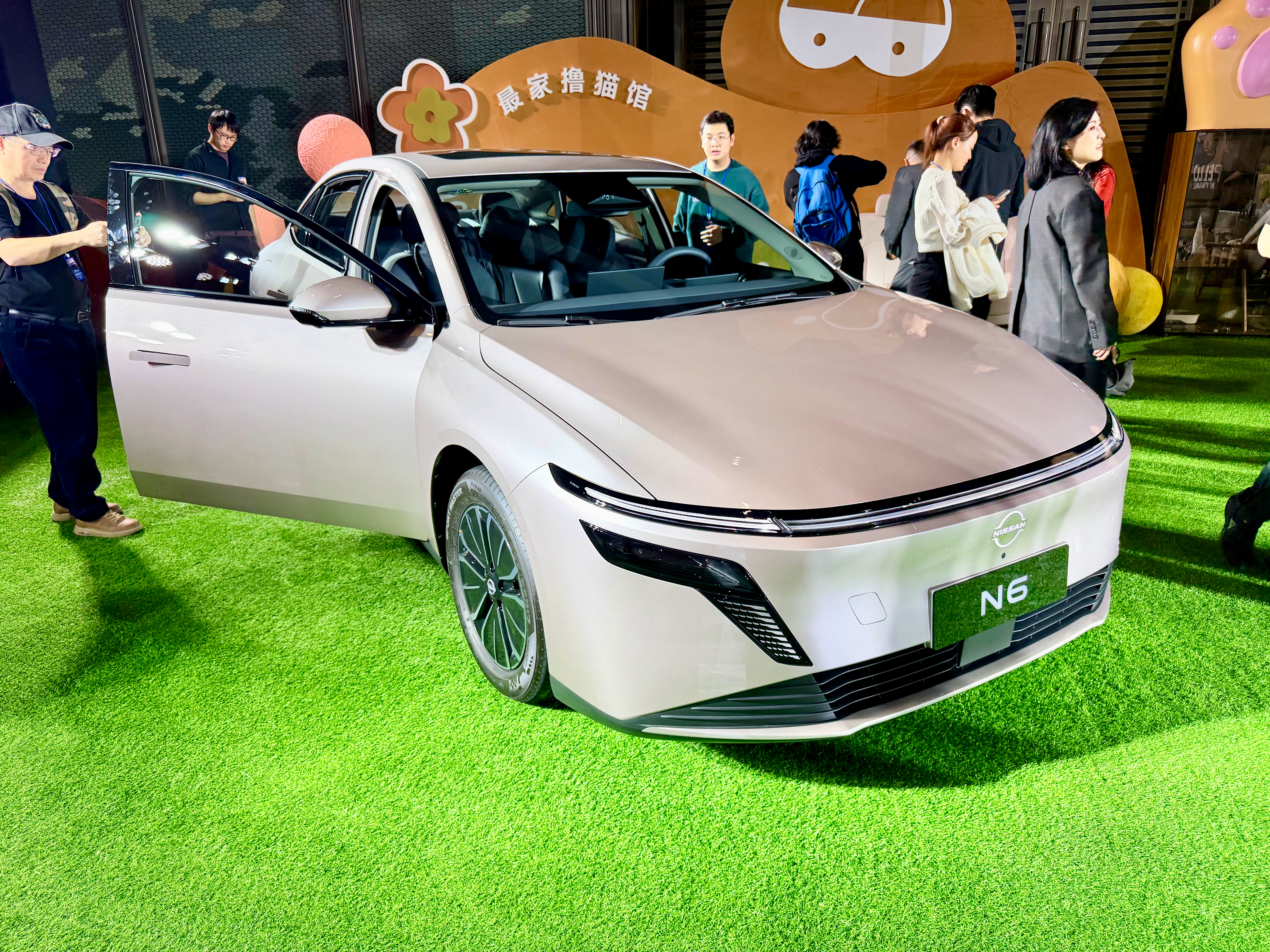 今儿来参加个不一样的发布会，东风日产N6发布会！不仅把N6的后排大沙发搬到了会场