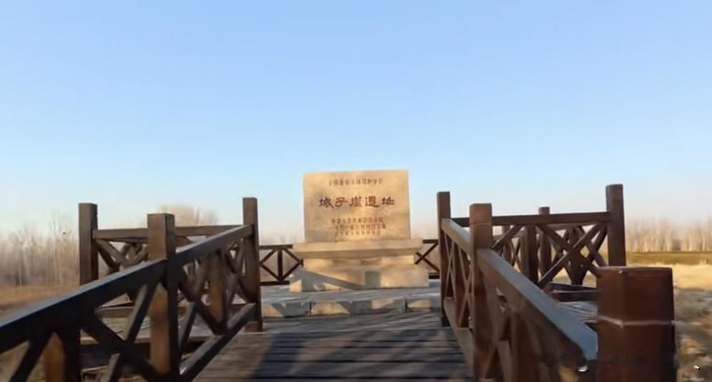 位于山东济南章丘区城子崖遗址博物馆里展出的诸多物品中印象深刻的要属图十一的石磨棒