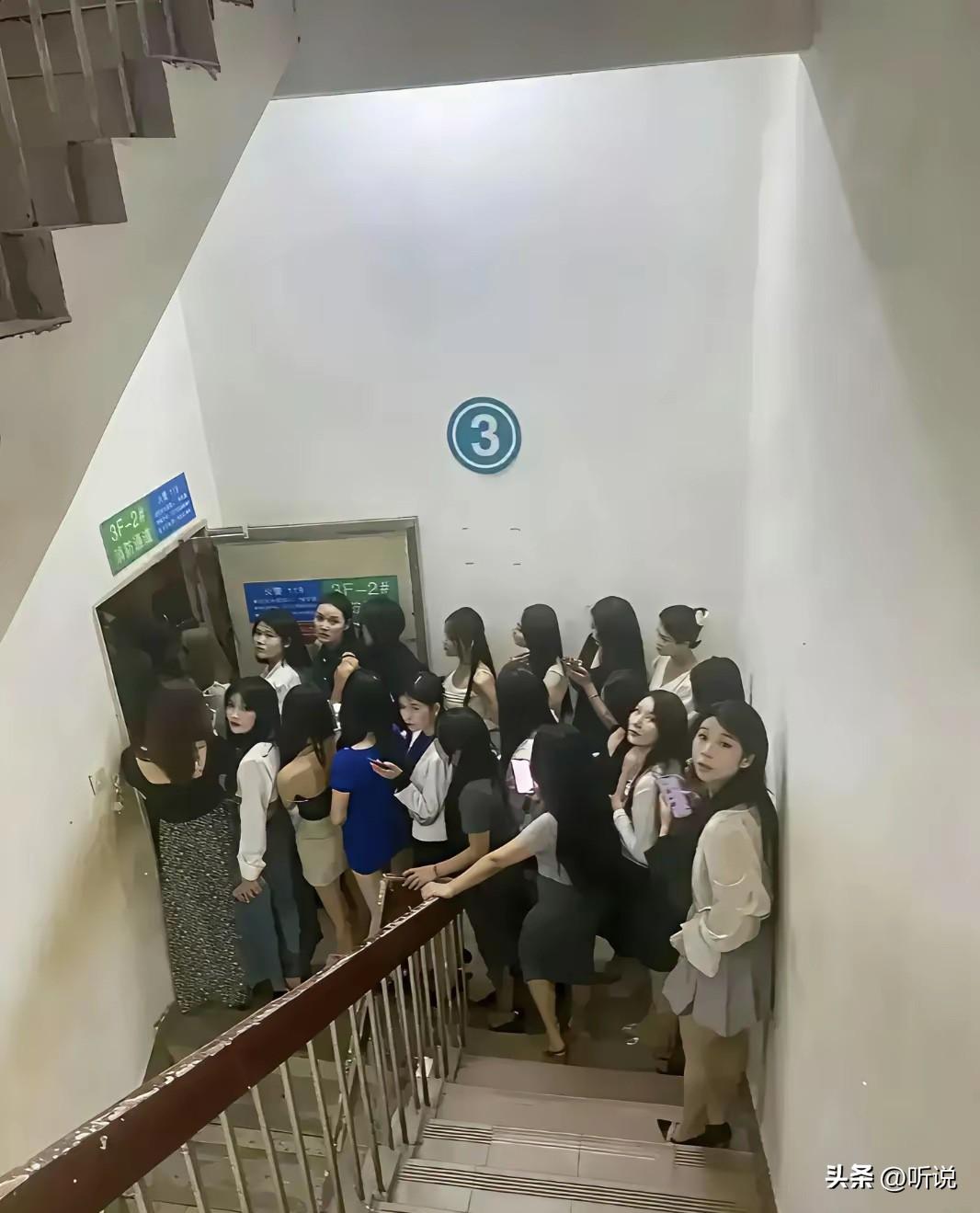 都挤在这干吗，让不让人走了…