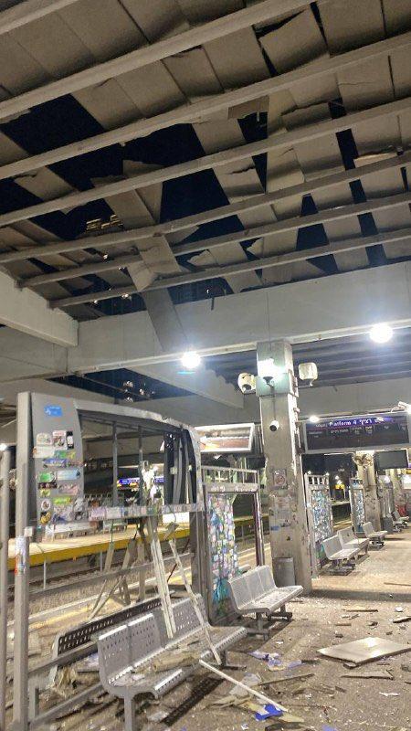 今晚伊朗的弹道导弹袭击中，集束弹药造成以色列特拉维夫多个地区严重受损。
导弹袭击