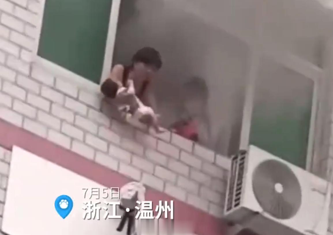#突发火灾妈妈将婴儿从4楼扔下楼求生# 这个标题取的…太容易让人引起误会了，事实
