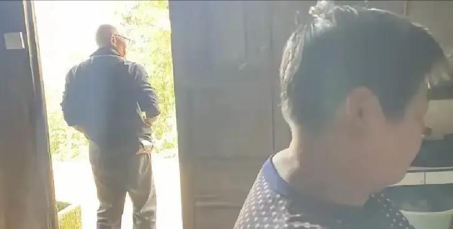 贵州有个男人，42岁，跟老婆同吃同住一张床，十年没说过一句话

地里的活照干，爹