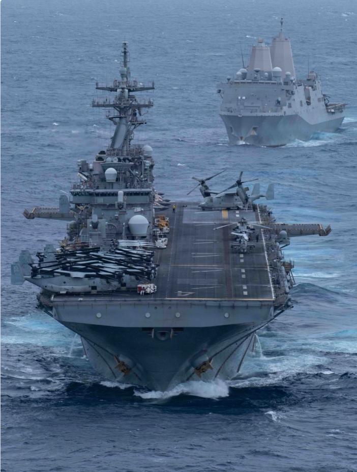国海军“拳师”号两栖攻击舰（LHD 4）和“波特兰”号两栖船坞运输舰（LPD 2