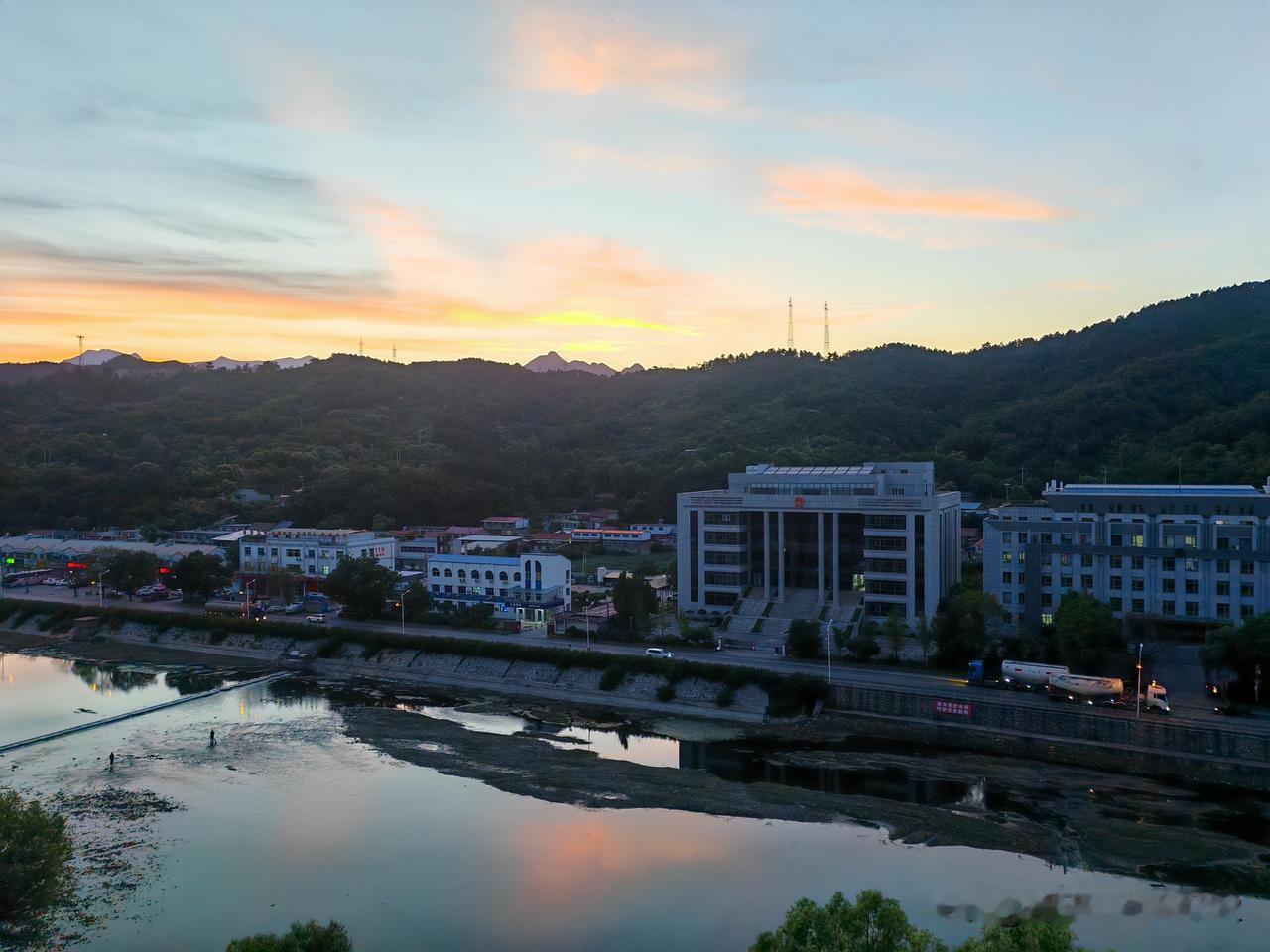 傍晚，夕阳缓缓隐入地平线，天边那抹七彩祥云美到极致！红如烈火，粉似云霞，紫若梦幻