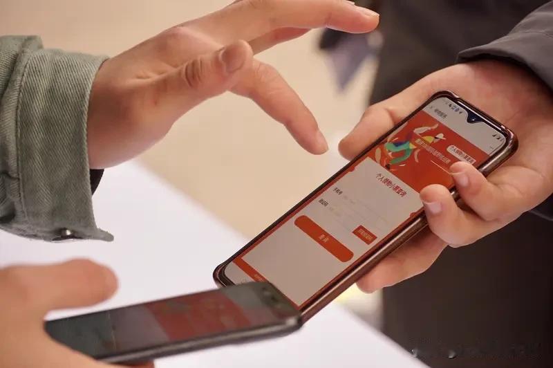 集卡领红包这活动太有意思啦！每到节日前夕，好多服务机构都搞这活动。就像不少银行和