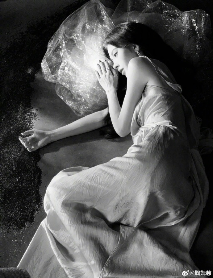 不知道这个鞠婧祎身材很曼妙 ELLE四月刊鞠婧祎封面预告 太爱鞠婧祎的红裙造型了