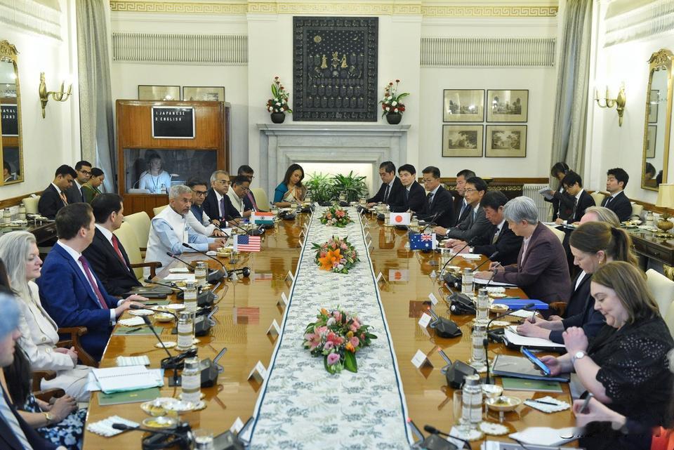 四方会谈，聚焦情报和矿产。美日印澳四方外长会谈在德里举行，会议桌既不是圆桌也不是