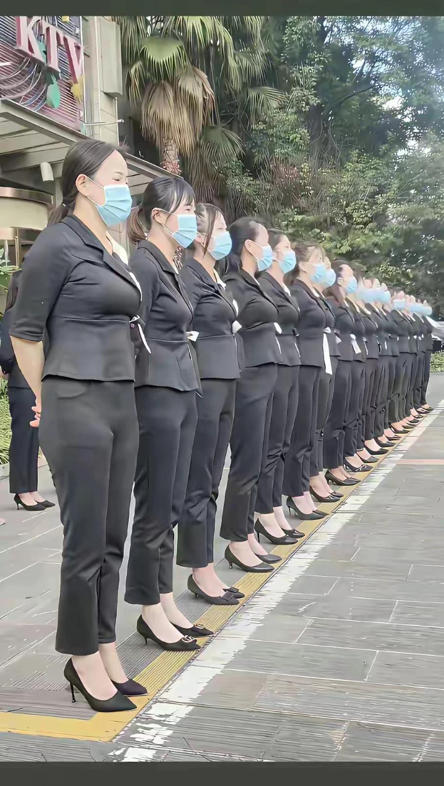统一服饰，整齐划一的队列，专业聚精会神严肃的模样！估计是经过专业严格训练过的！