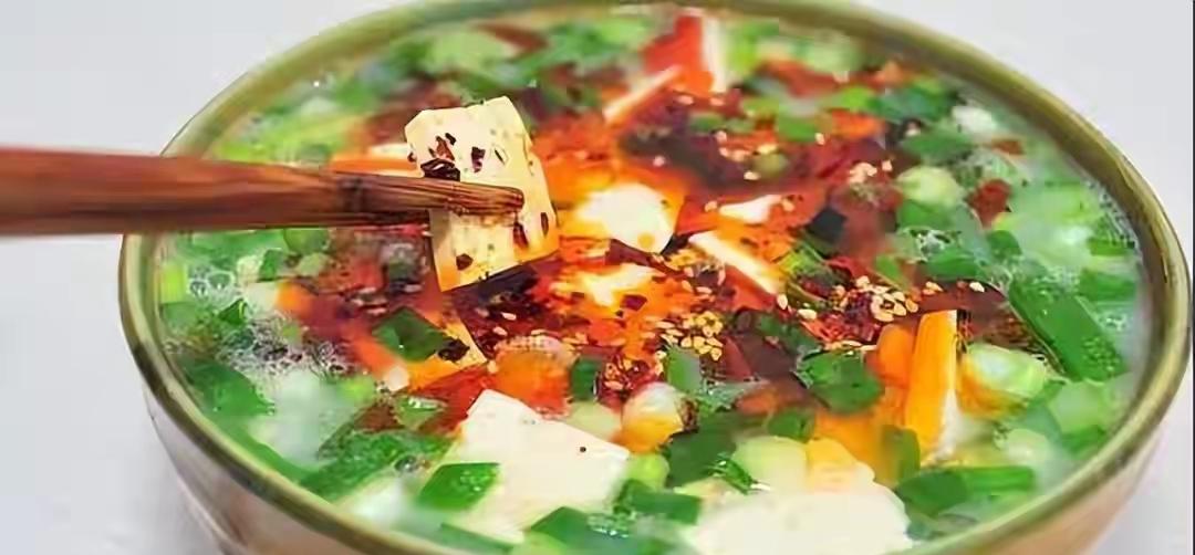 洛阳二乔路有家豆腐汤，5块钱一碗，饼丝免费。

同行普遍6到8块，饼丝还得另加钱