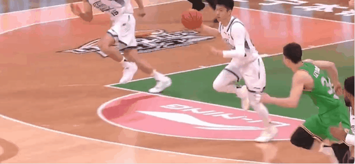 火箭旧将小马丁这样打球，反击起飞暴扣，辽宁防不住




宁波迎战辽宁，辽宁开局