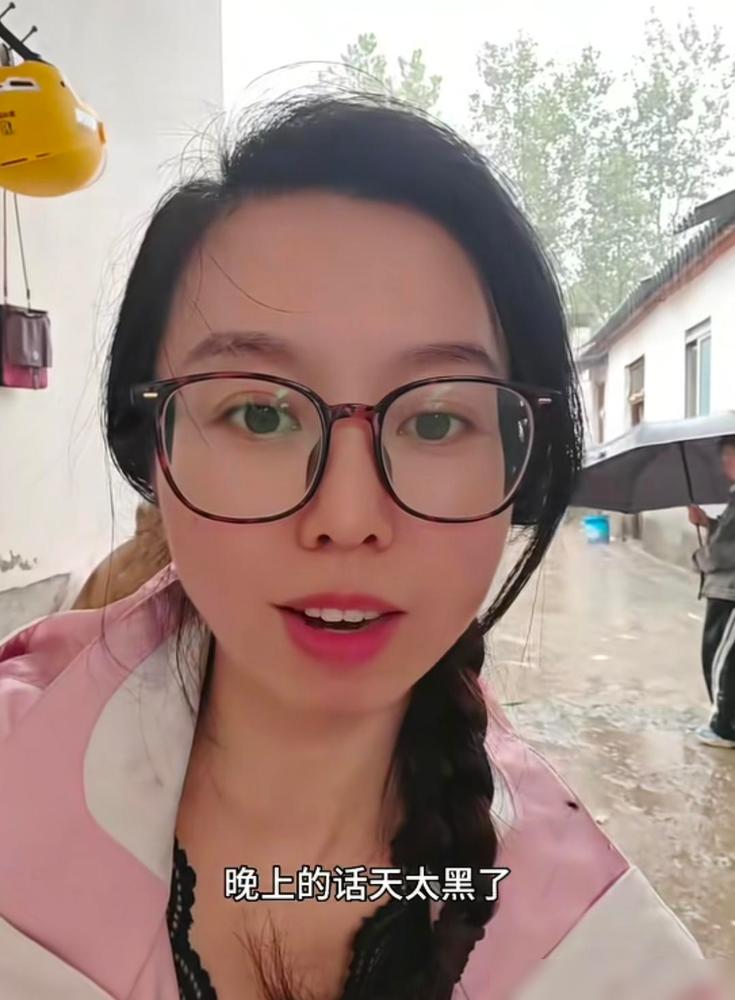 中秋节，田静带着孩子中午来到了老家，和爷爷奶奶一起过中秋节！

老两口都八十多岁