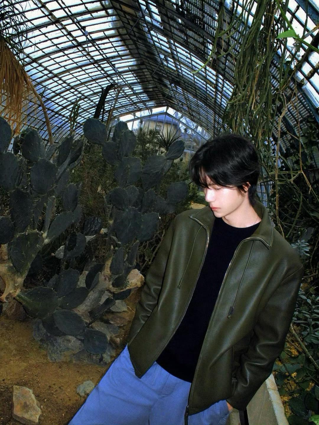 王一博顶腮拽男王一博顶腮拽男[打call]王一博打招呼小狗 ​ ​​​