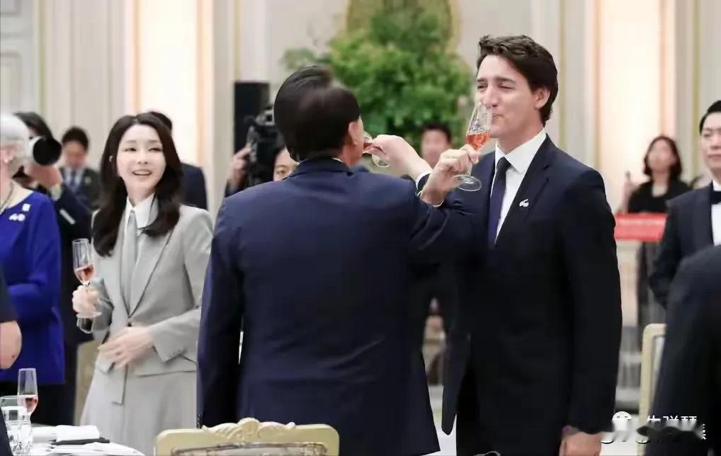 韩国政坛又上演了一出魔幻现实主义大戏！
  当青瓦台的魔咒再次应验，这次被卷入漩