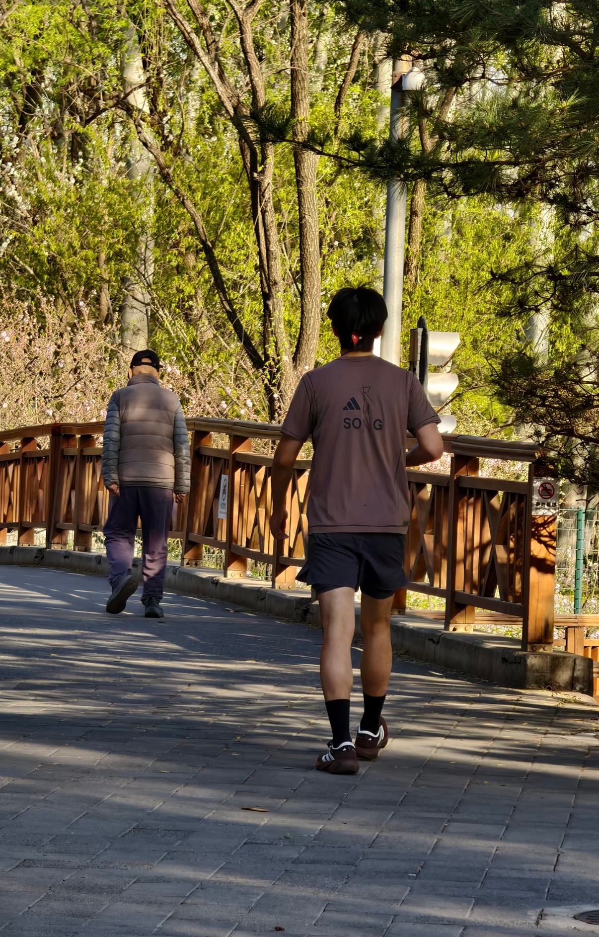 奥森偶遇李现跑步偶遇李现跑步 网友奥森偶遇李现跑步，好健康啊！ 