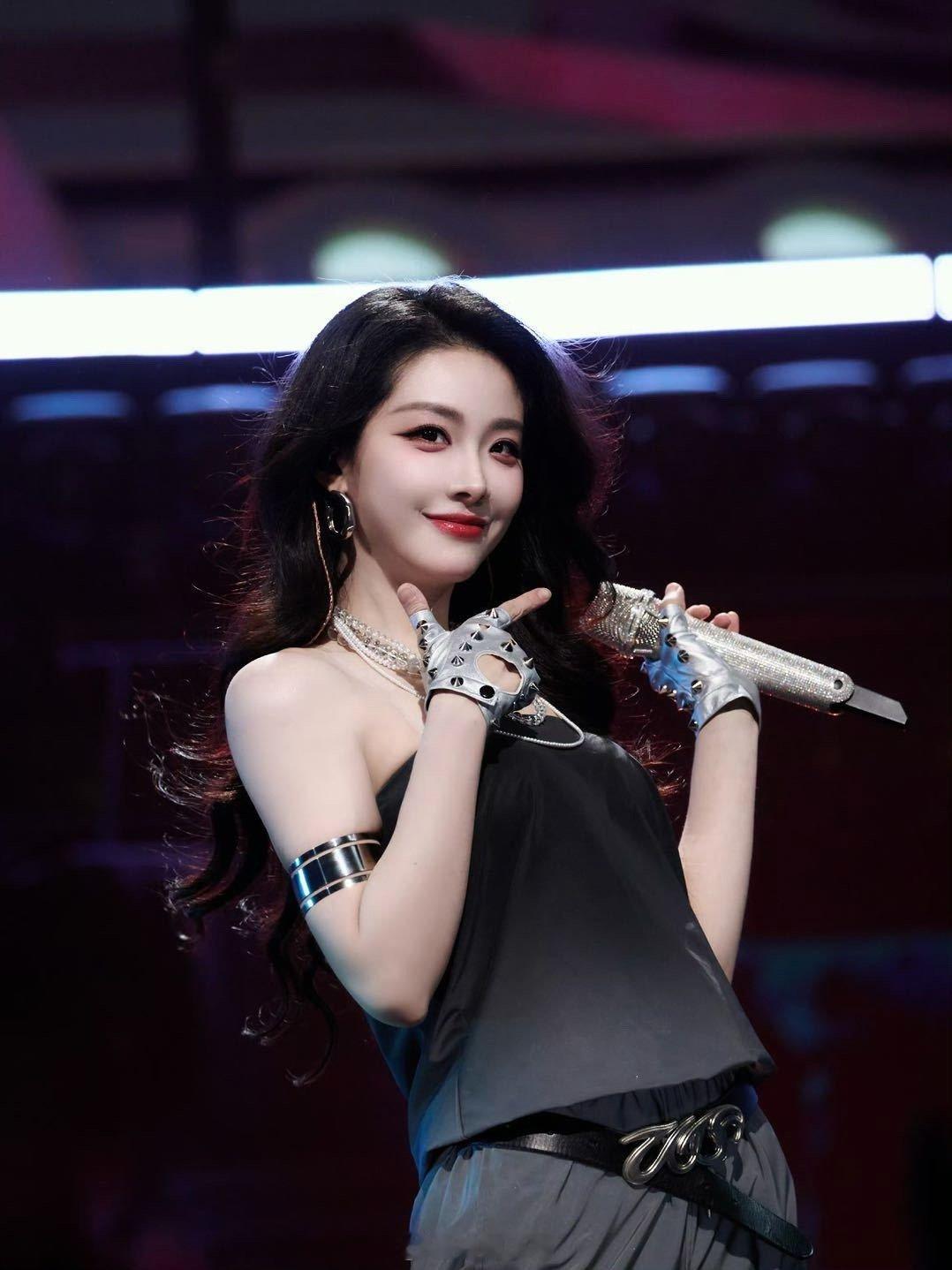 喻言春晚状态更是妈咪级别 喻言在江苏卫视春晚的气场绝了！米白色流苏裙配红唇，大气