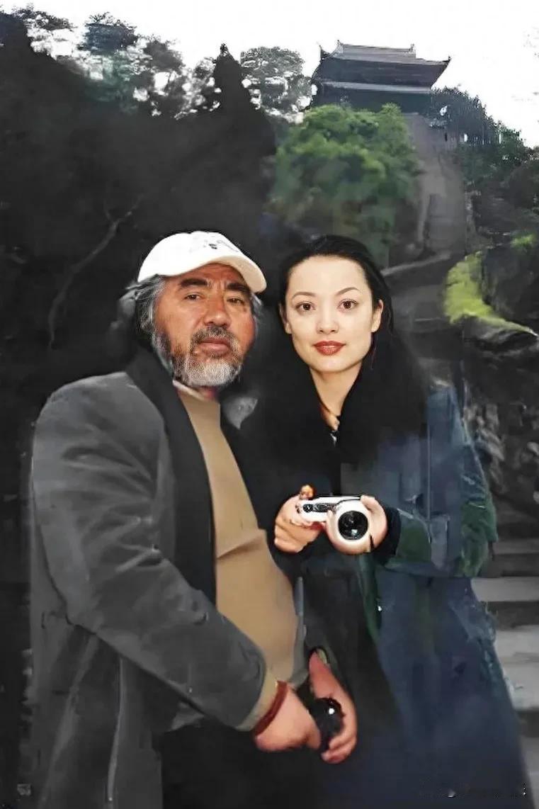 张纪中遭前妻曝光，曾经转移两人婚内财产高达三亿元。

张纪中和樊馨蔓于2002年