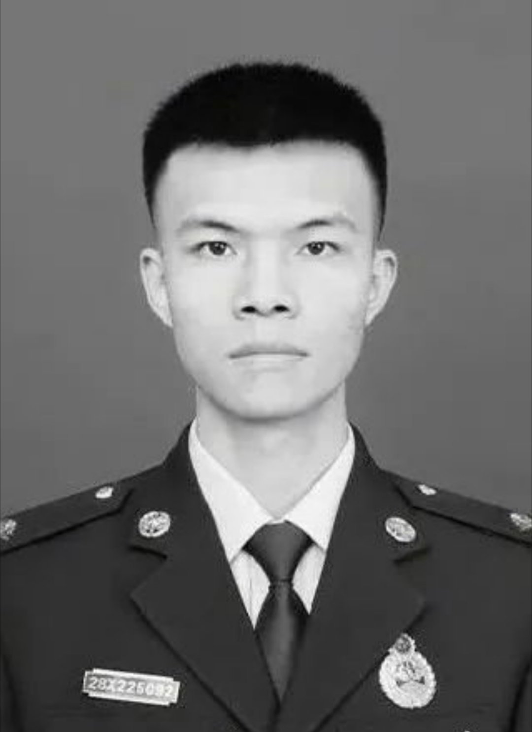 消防战士赵丹，抗洪抢险中奋力施救落水孕妇，因水流湍急体力不支被洪水冲走，不幸英勇