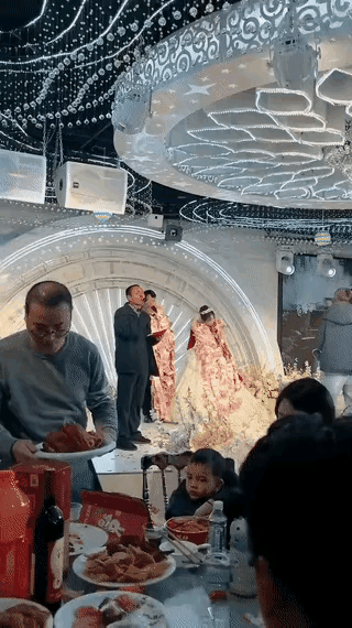 结婚的时候，难道就不能低调一些吗？干嘛把这么多钱挂在脖子上，这就是炫富，容易树大