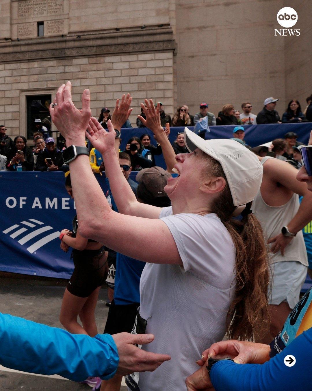 当地时间周一，美国前第一女儿切尔西·克林顿完成了波士顿马拉松赛程，她的父母克林顿