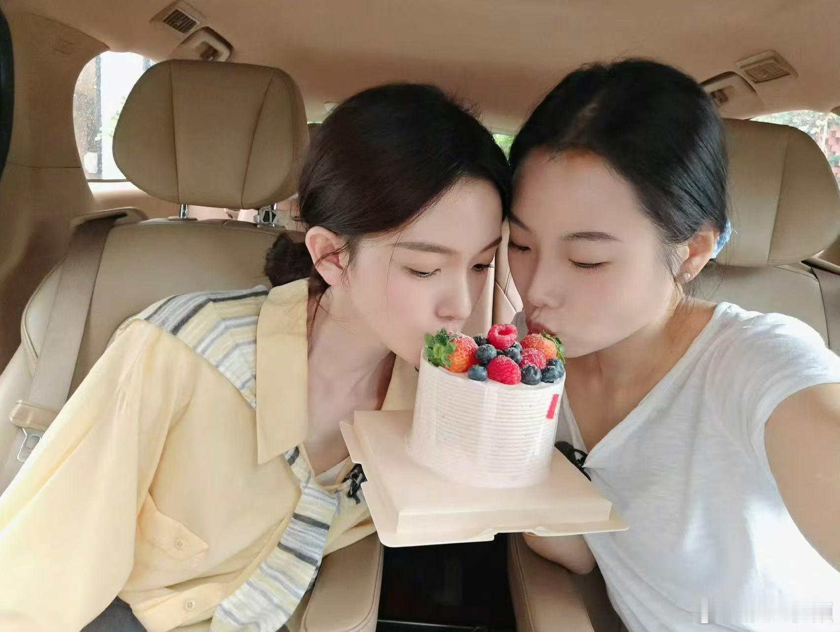 陈瑶发文庆祝自己和闺蜜20周年我家那闺女陈瑶晒出合照，纪念与闺蜜相伴的二十载春秋