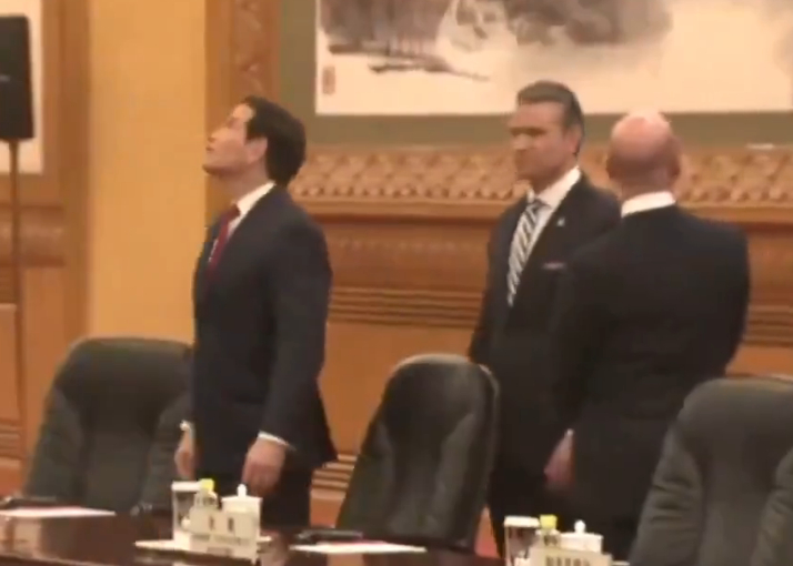 “你说咱要不抓紧时间在DC找块地盖个比这里一样大的house” 