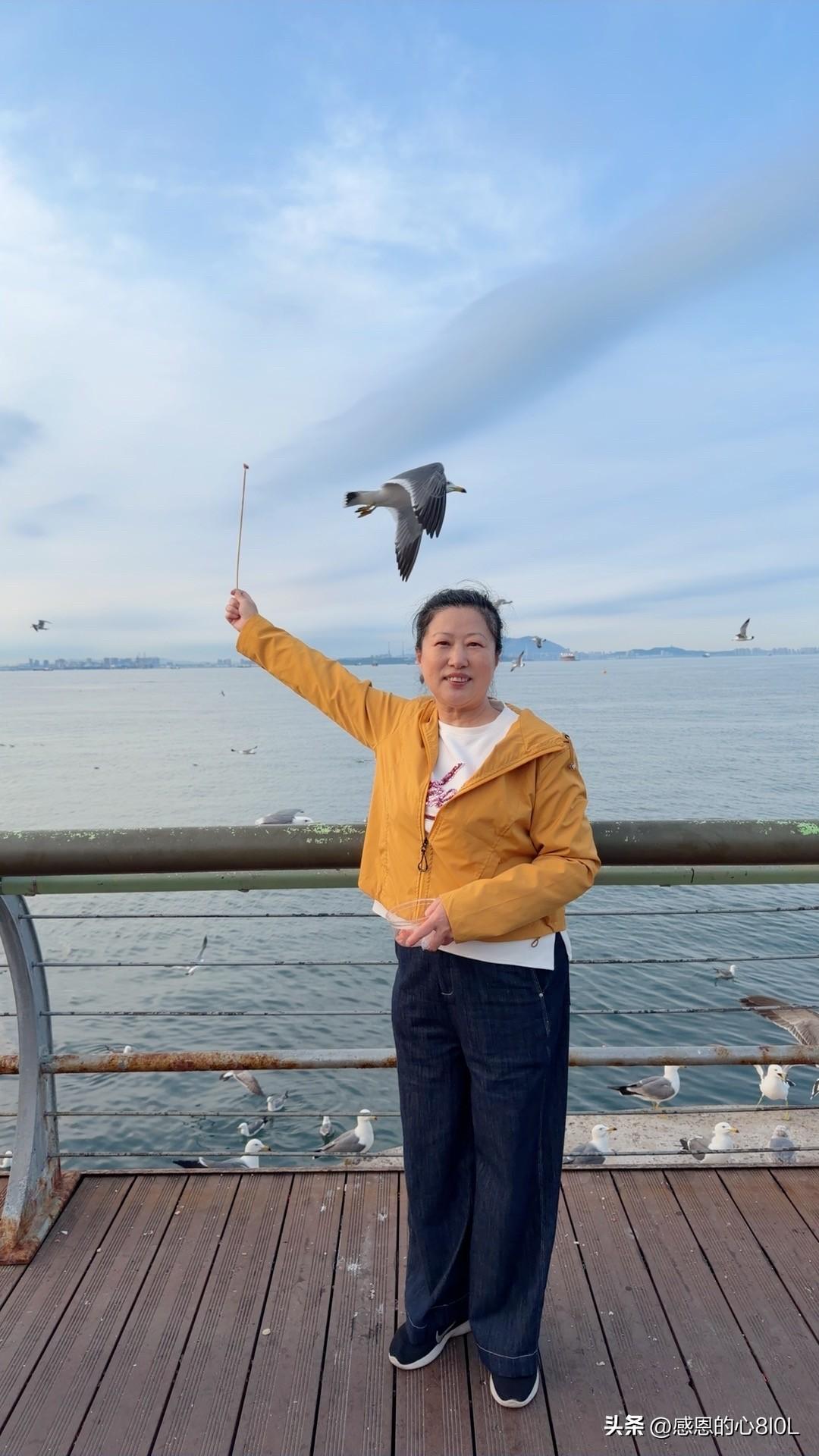 够花，够花，
今天是4月25日，我发放退休金的日子。

我是61岁的老阿姨，每月