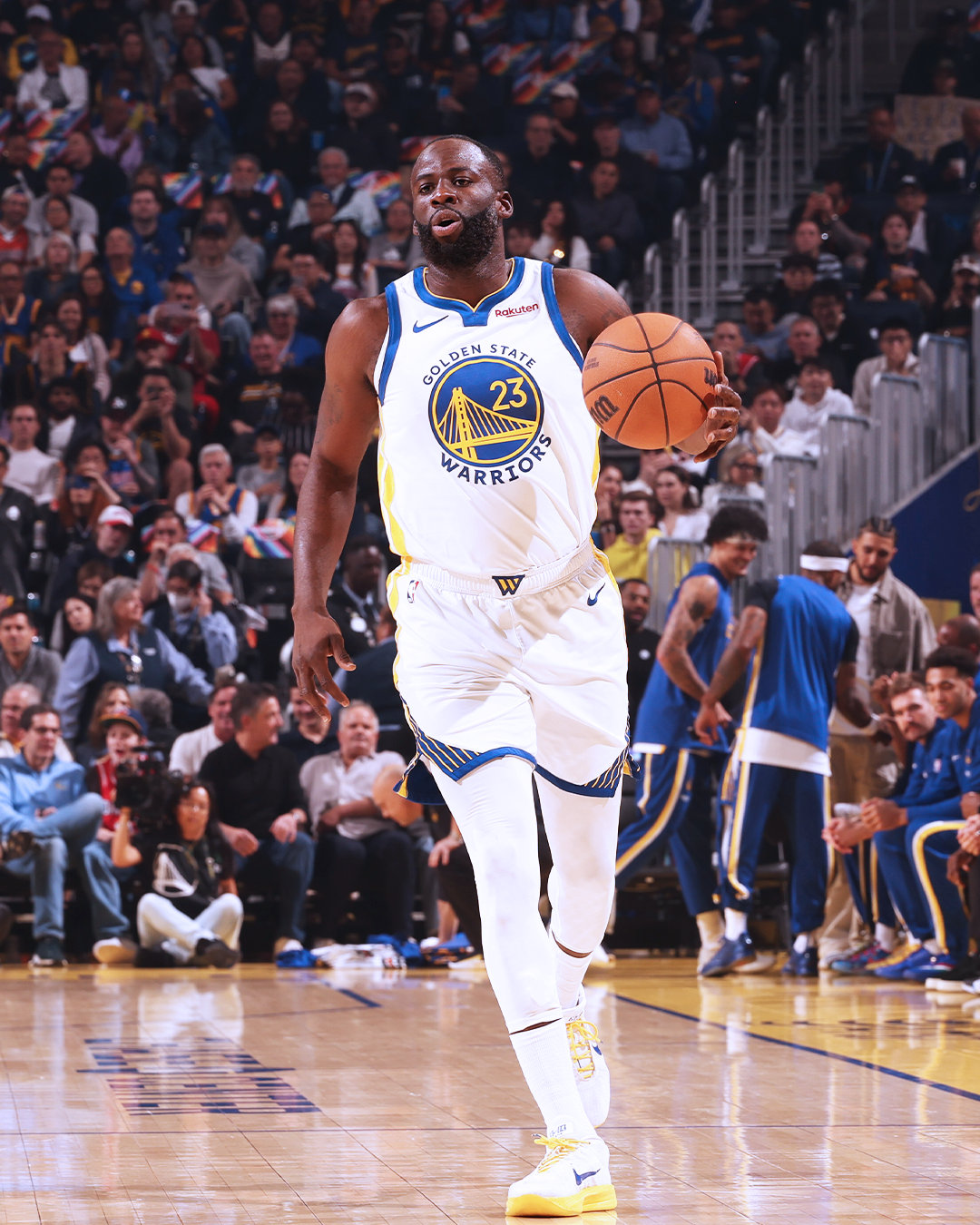 波齐姆斯基压哨三分！！！第一节结束，勇士33:25快船；库里7分，库明加7分。快