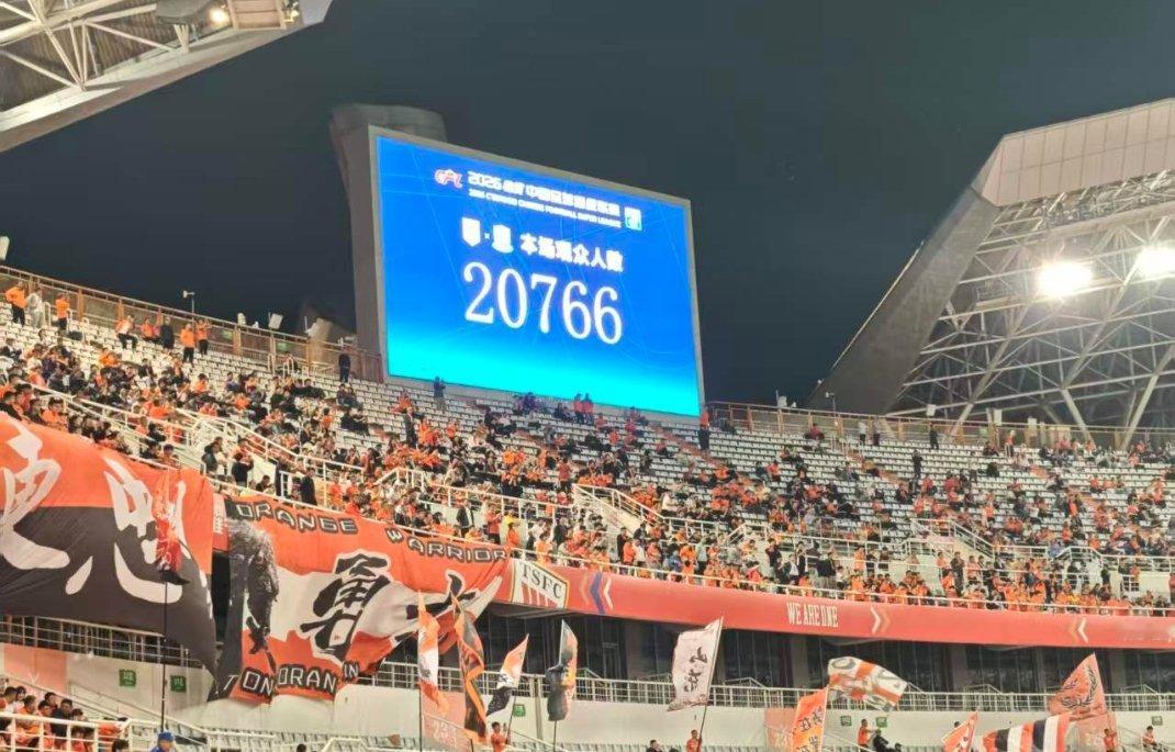 山东泰山vs上海申花 本场比赛现场观众人数：20766。 