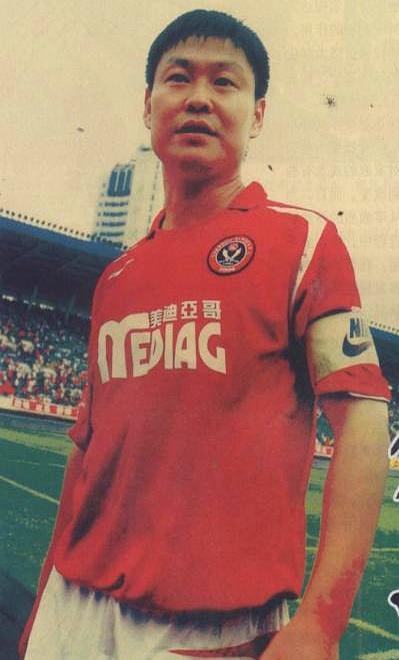 2000块塞裤腰，全场4万人替他哭
 

1995年11月，成都体育中心，四川全