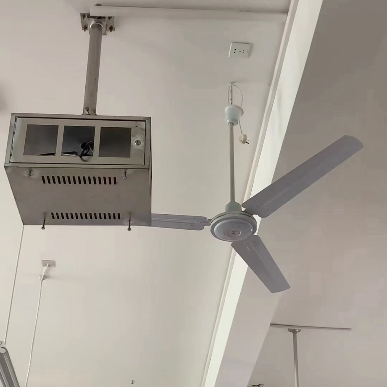 睡觉时被空调砸到头了，我从小担心到大的事情终于发生了，我总床头挂东西就是不太安全