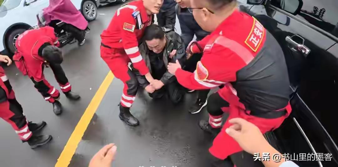 43岁男子跳河轻生，遗体打捞上岸，家属见状崩溃，原因让人泪目2025年10月10