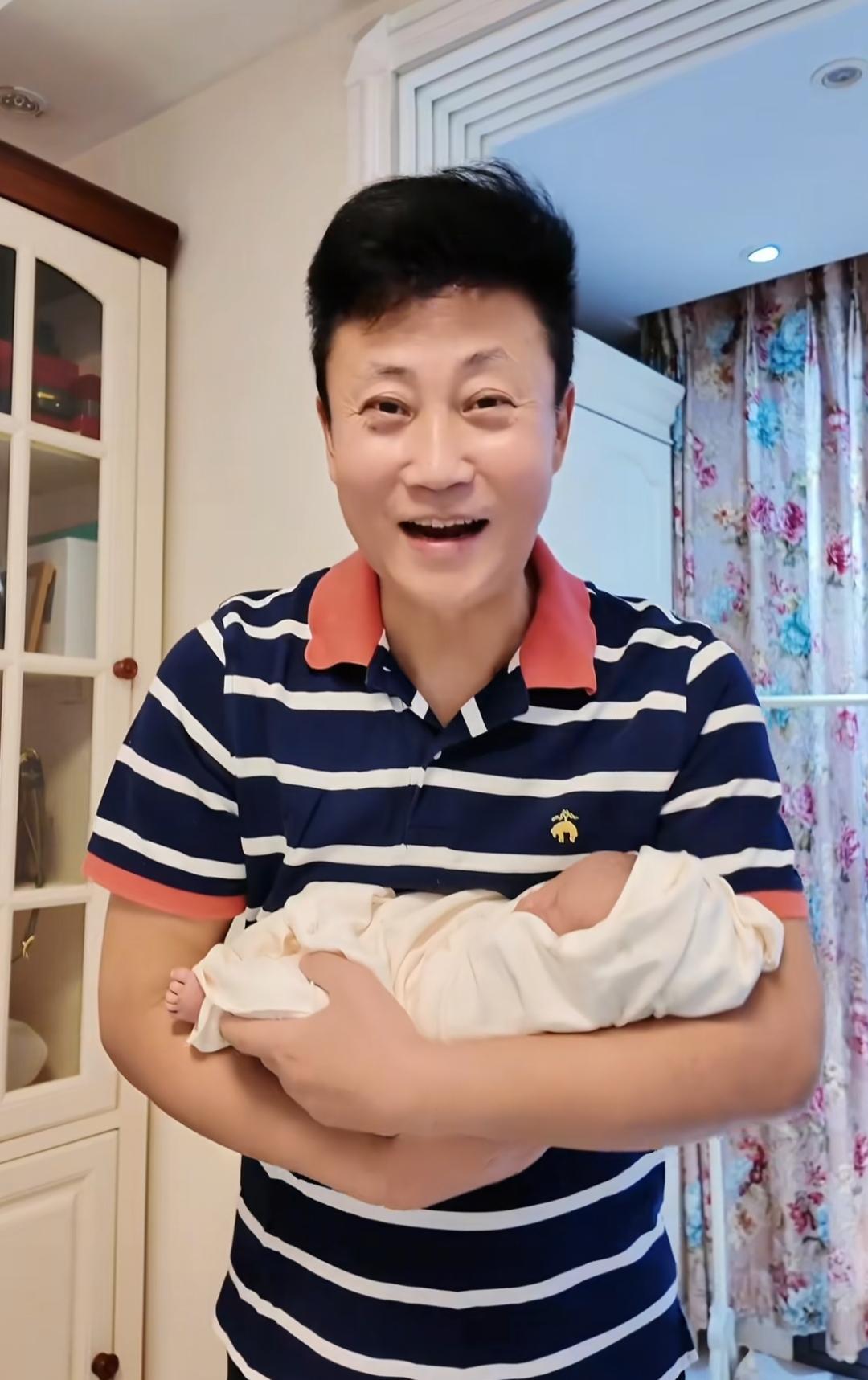 耿为华老师最近心里应该挺感慨。

他或许也没想到，到了这个年纪，家里又添了一个儿