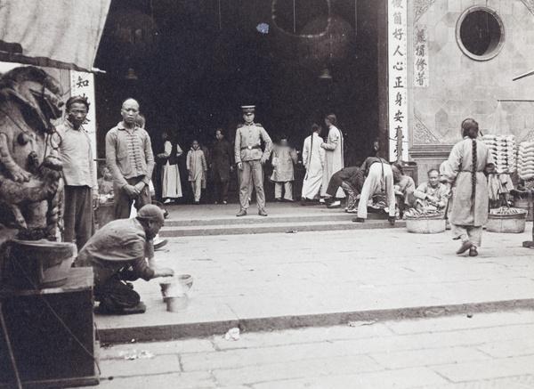 1872 年的上海城隍庙，几十只被放生的羊里，有只活了几十年的 “羊祖宗”，愣是