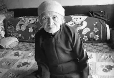 1945年，抗战胜利后，20岁的八路军战士周富玖回到家乡，准备结婚。

他揣着部