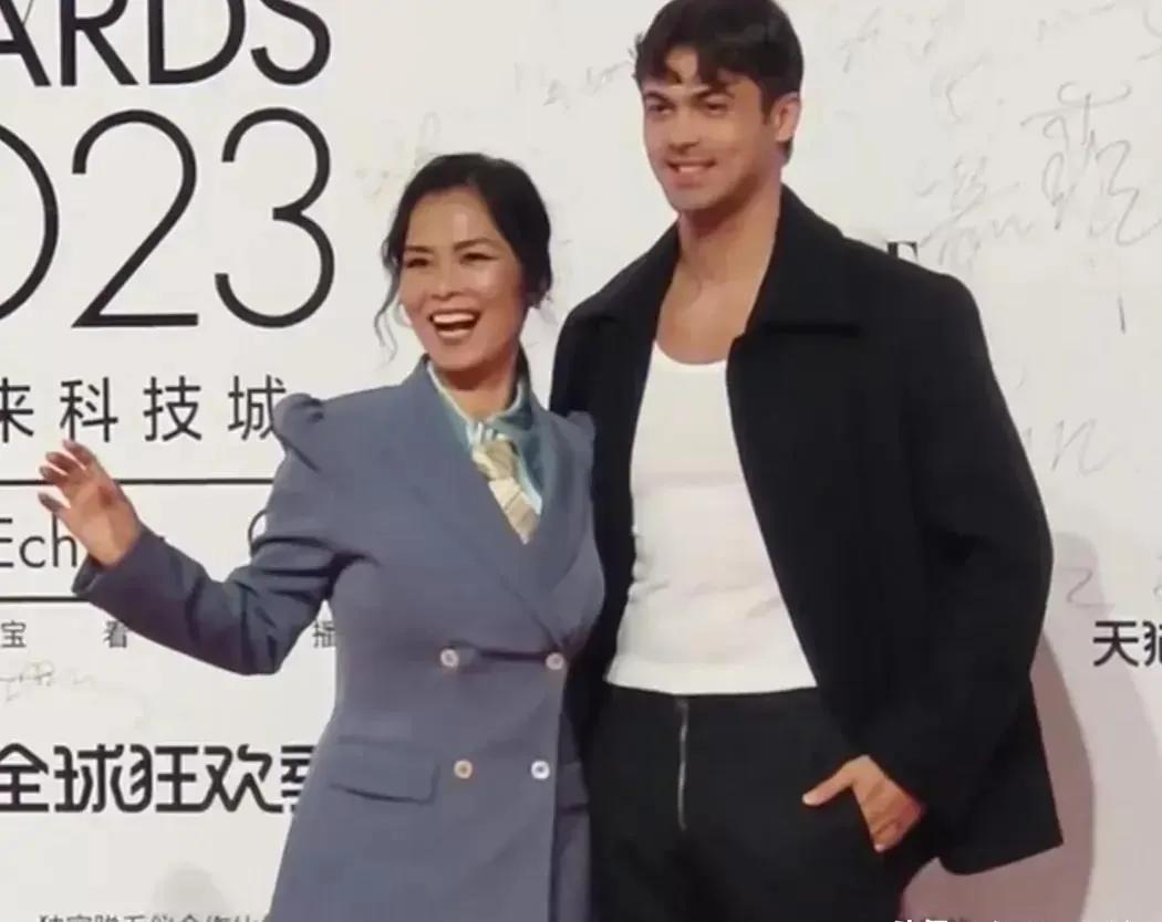 女歌手韦唯以60岁的年龄状态引发热议，惊艳众人！

最近，韦唯携着她的二儿子韦紫