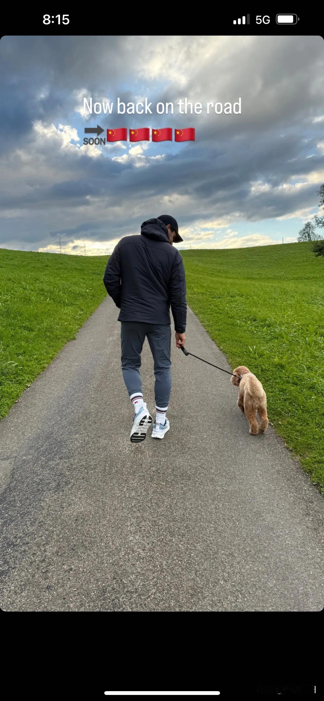 费德勒晒出了一张遛狗图，他即将来中国参加活动。
网友评论：Country roa