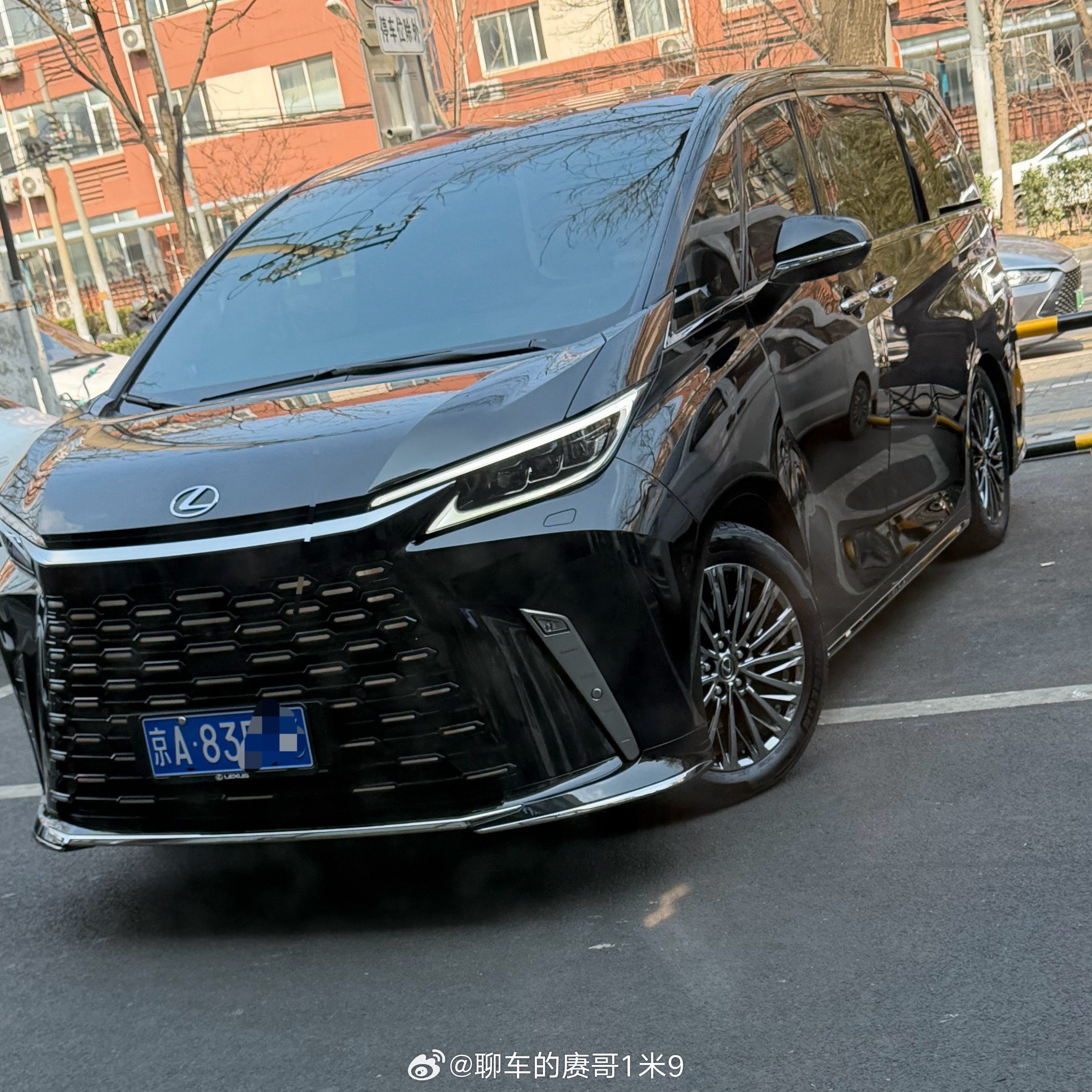 大哥这车应该有点实力吧我们刚才一起在711店里吃便当赓言赓语