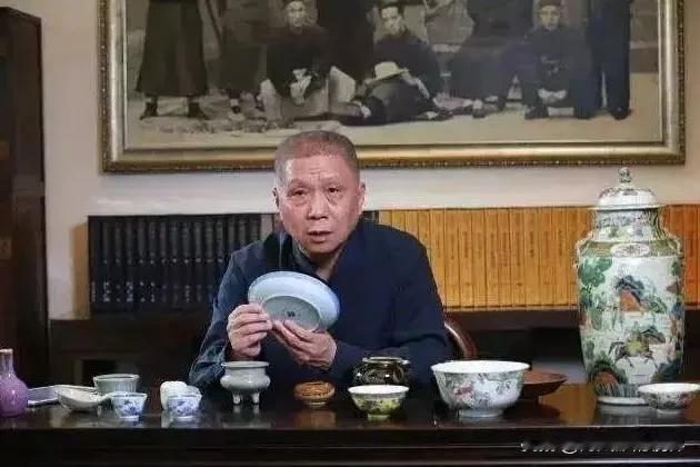 我奶奶出嫁时的首饰，是红铜做的，做工精巧，镂空雕刻的龙凤图案栩栩如生。
我姥姥出