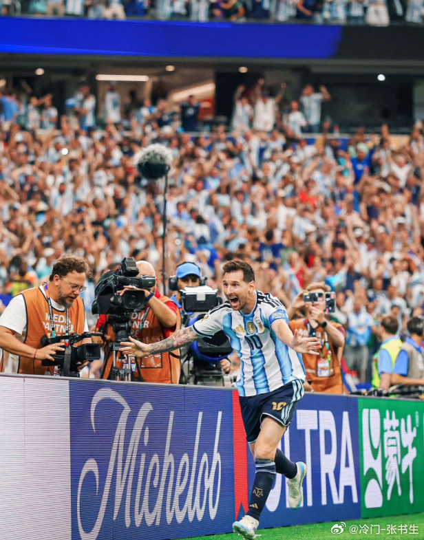 世界杯群星闪耀时：🇦🇷 梅西 : 28场18球🇩🇪 克罗泽 : 24场1