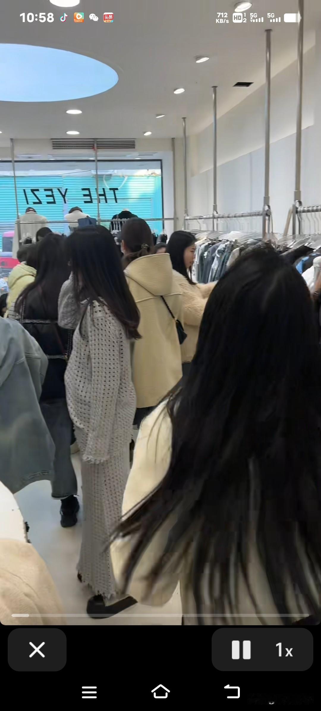 天冷路边摊火爆，中老年抢购年轻人不屑，实体店老板情何以堪？
天气一冷，地摊生意就