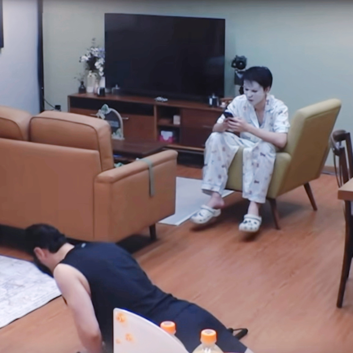 真的好白啊其实离远了看肤色像面膜一样…（） 