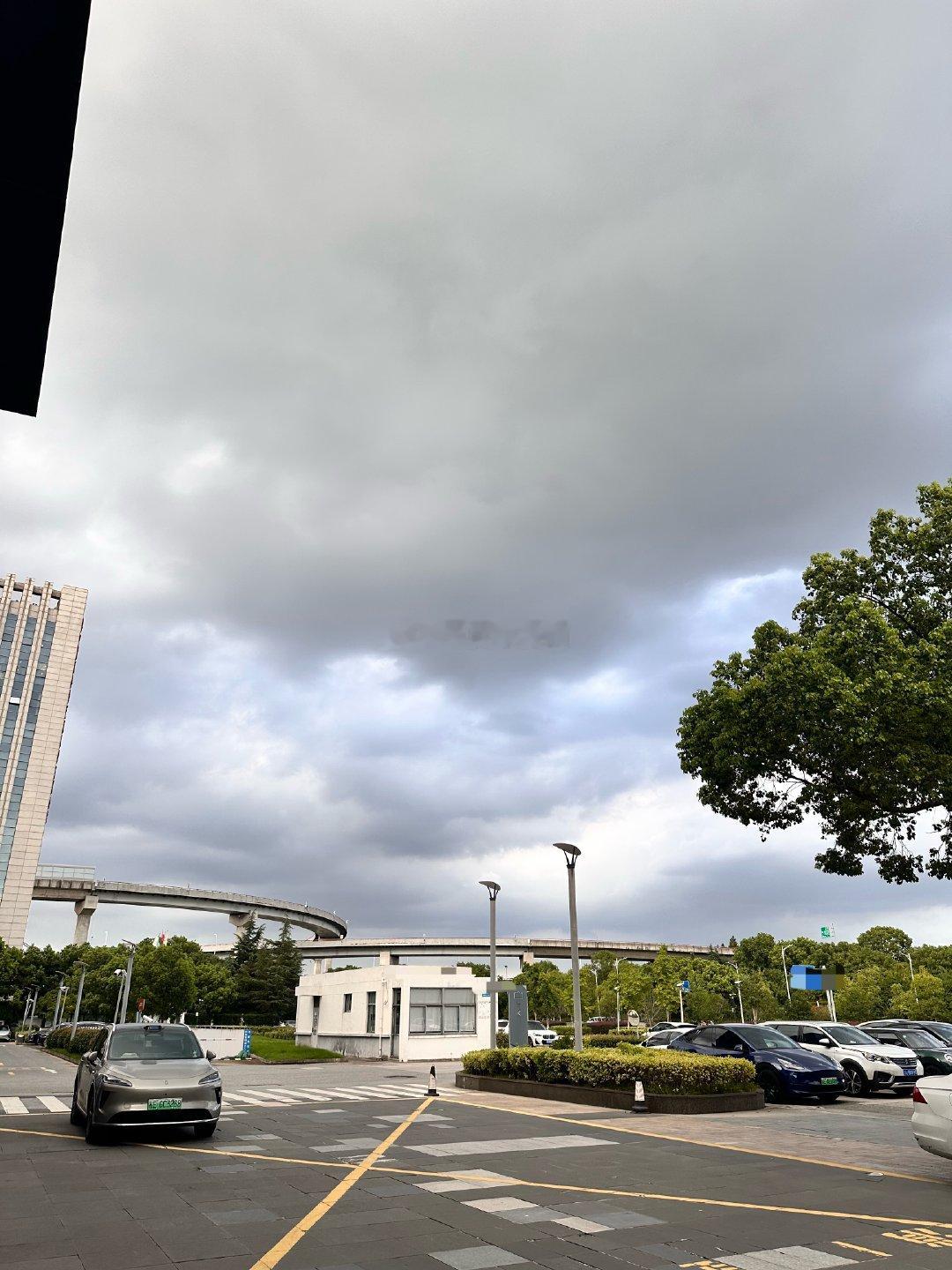 燃烧的陀螺仪  一场大雨🌧️快来了