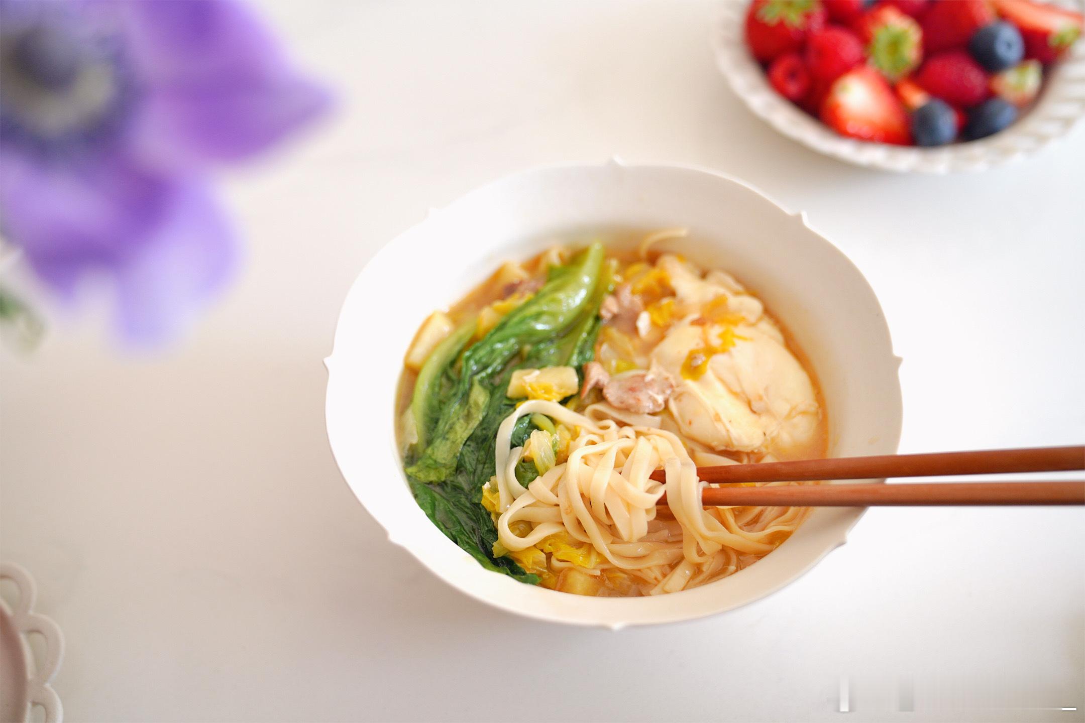 蛋糕甜甜、心里暖暖~又收到一波朋友们的心意很感动~又长一岁，愿喜乐安康常伴，祝我