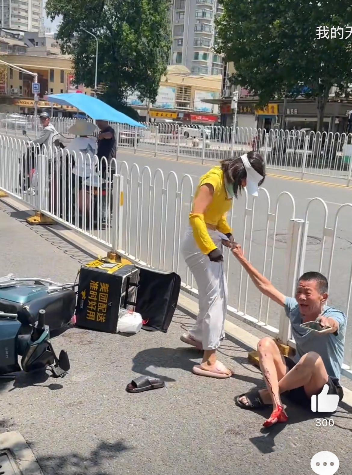 武汉街头这个美团女骑手撞到老人了不想负责，和老人发生冲突，围观的人极力阻止女滴逃