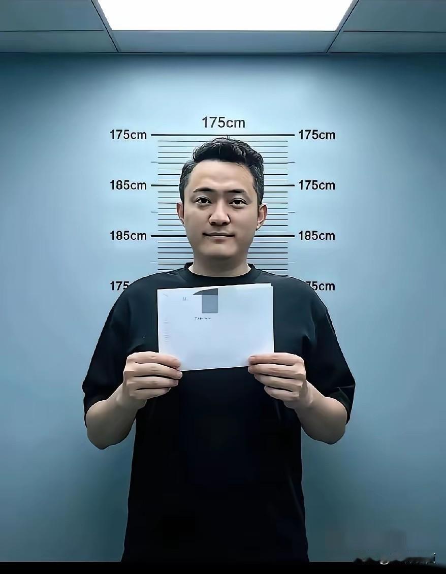 孙宇晨真的晒身高了，可惜不是晒全身，评论区怀疑脚底垫东西了。

仅从这张照片看，