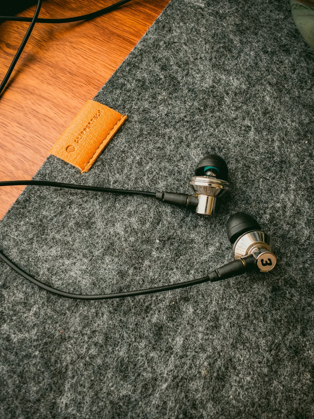 除非出差，在家一直都是有线耳机还有好几只有线大耳不用操心充电，确实方便有线耳机被