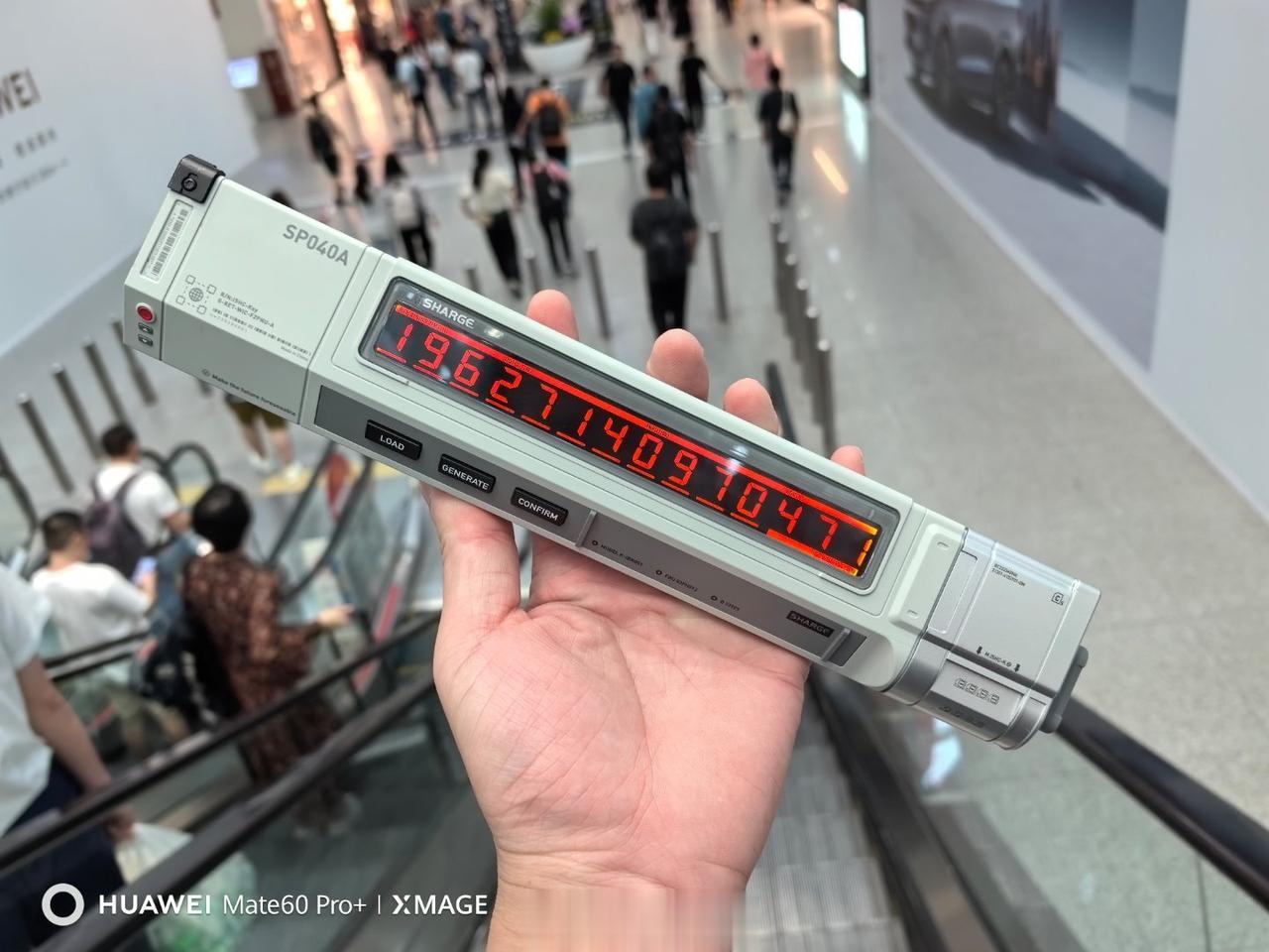 每次带着这个来机场，安全员都会多看几眼。
第一眼，确定这是啥。
第二眼，看看电池