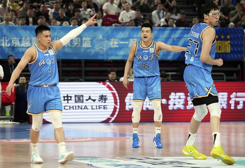 周琦感受自家篮筐就是亲切
 
25日晚，在北汽男篮主场以88比75战胜浙江稠州银