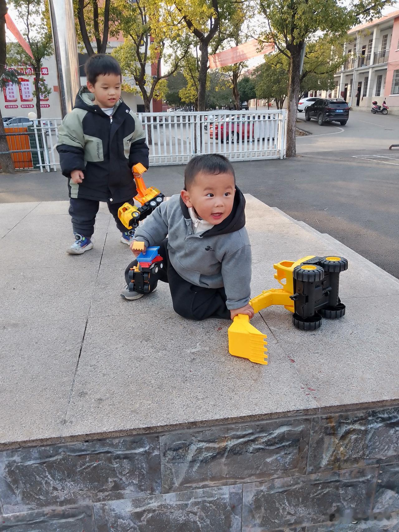 分享是生成的天性？我看未必！

马崽拿着两部挖机出来，木子高兴地跑过来。马崽一看