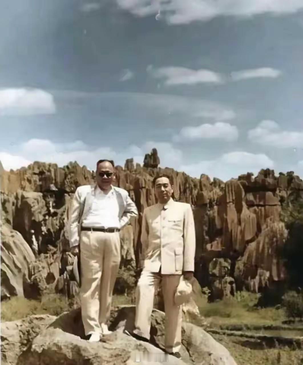 和周总理合影的这位同志，有人知道他是谁吗 